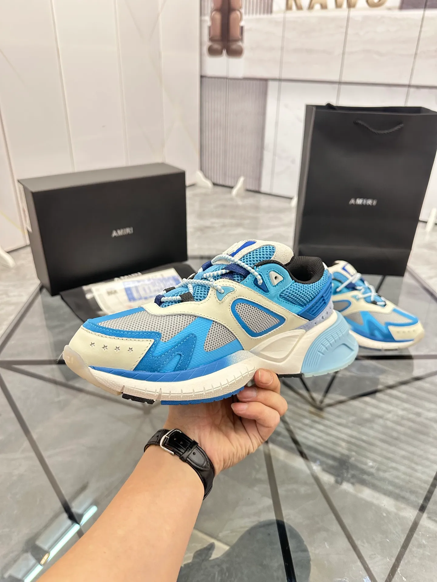Men's shoes: 💰P720¥ Guangzhou top quality Product trademark: AMIRI* "Amir*" low-top casual shoes Regular size: 39-44 (can be customized to 45) Product materials: upper imported first-layer cowhide stitching original material, breathable lining, original outsole. Number: 525